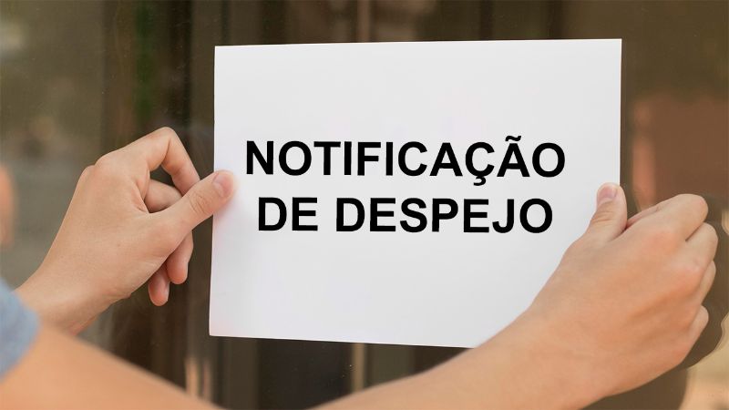 Homem segurando uma notificação de despejo em frente a uma casa, representando direitos e deveres em processos de despejo.